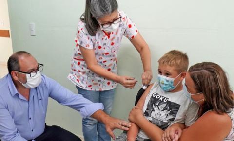 ​Menino de 7 anos é primeira criança imunizada contra a Covid-19 em Mogi Guaçu